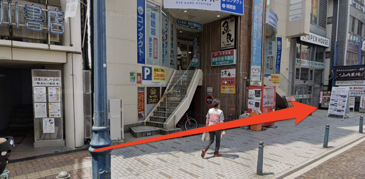 左手に長谷川書店を確認しながら直進する
