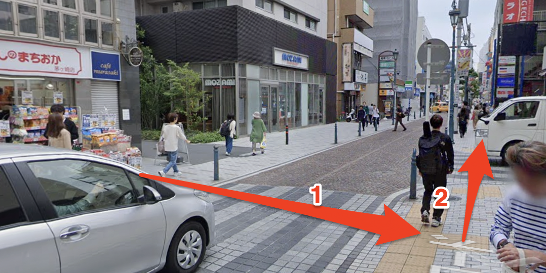 カフェムラサキの前の横断歩道を渡って左折する