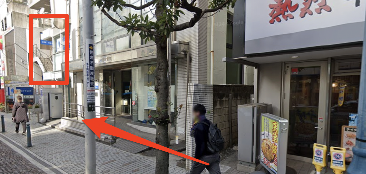 日高屋を通り過ぎるとアーバンクラシックピラティス茅ヶ崎が入っているビルが見えてくる